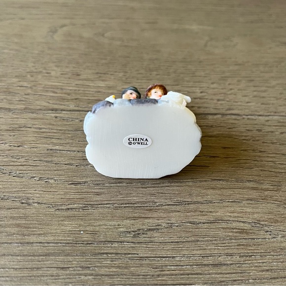 O’Well’s Christmas Village Accessory Resin Figurine - couple with Birds - Picture 6 of 8